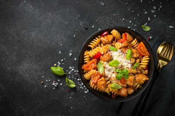 ¿Cómo preparar una ensalada de pasta con pesto y tomates cherry?